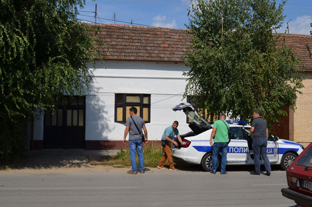 НОЖЕМ УБИО ОЦА: Крвавих руку гледао увиђај